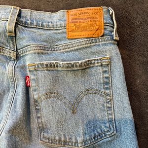 Levi’s wedgie strait size 28